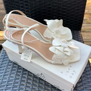 BRAND NEW WHITE FLORAL HEELS! 🤍